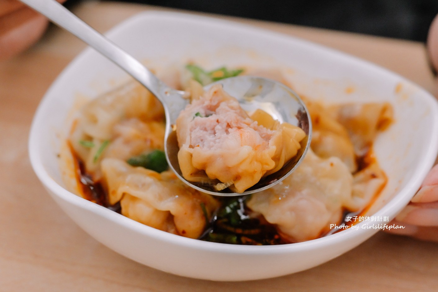 巢飯麵食館｜大推排骨蛋炒飯、鮮蝦紅油炒手(外帶) @女子的休假計劃