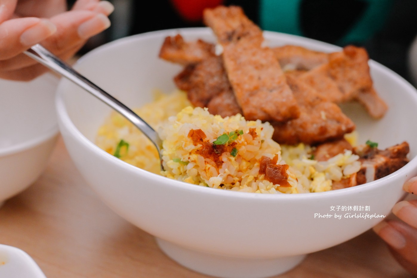 巢飯麵食館｜大推排骨蛋炒飯、鮮蝦紅油炒手(外帶) @女子的休假計劃