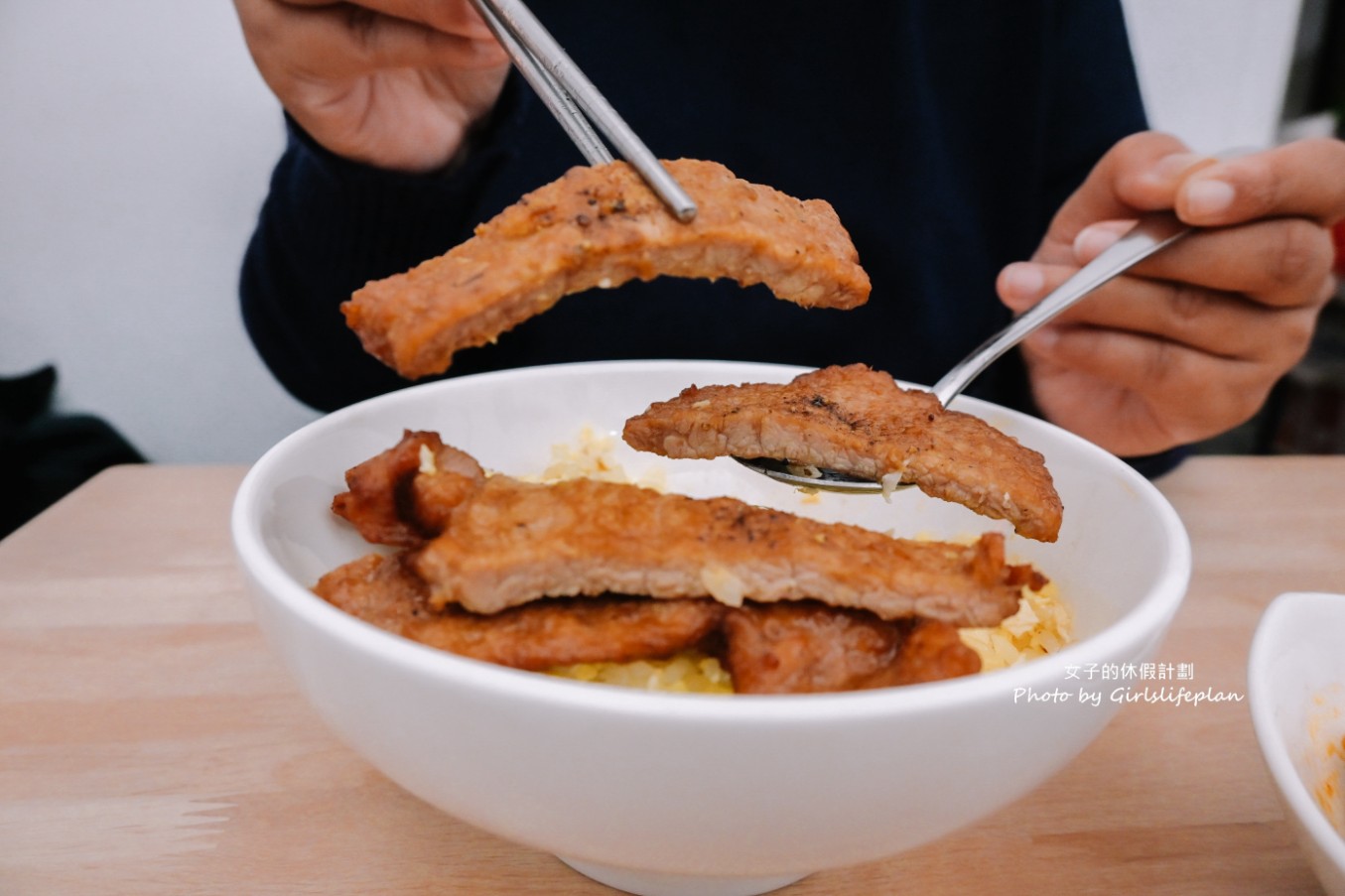 巢飯麵食館｜大推排骨蛋炒飯、鮮蝦紅油炒手(外帶) @女子的休假計劃
