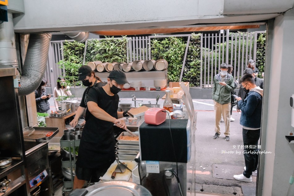 巢飯麵食館｜平價鼎泰豐，大推排骨蛋炒飯、鮮蝦紅油炒手(外帶) @女子的休假計劃