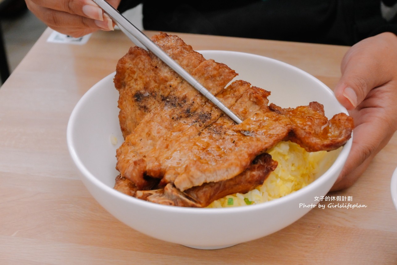 巢飯麵食館｜大推排骨蛋炒飯、鮮蝦紅油炒手(外帶) @女子的休假計劃