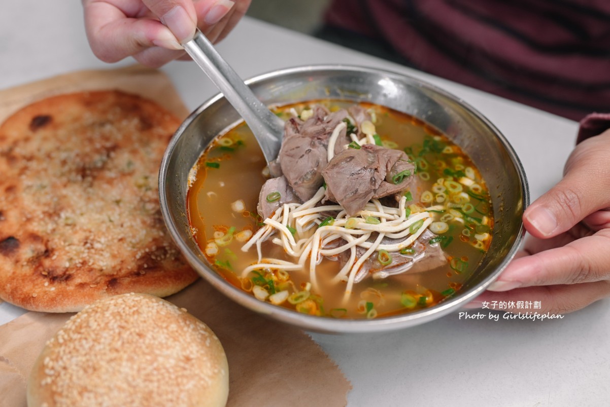 麵鄉安徽淮南牛肉湯｜超巨蔥香燒餅30元，牛肉湯還可以續(外帶) @女子的休假計劃