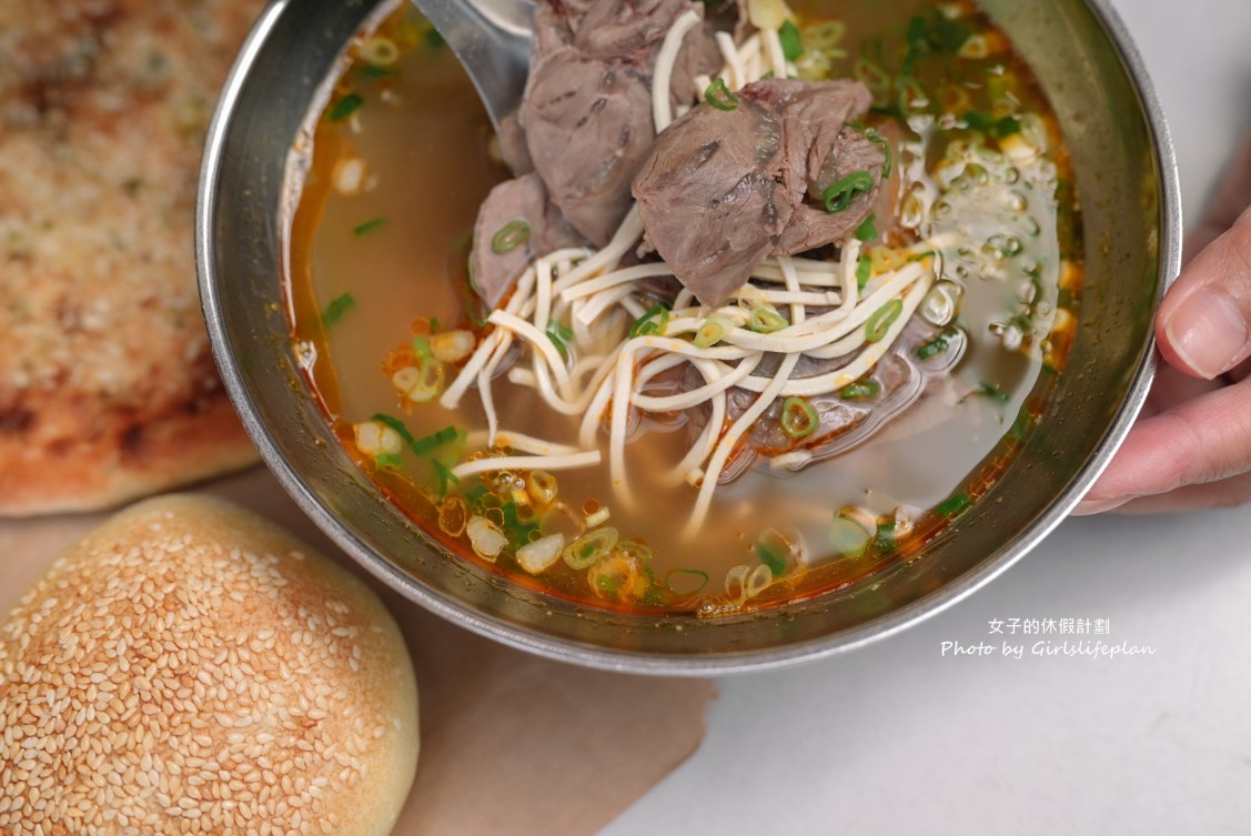 麵鄉安徽淮南牛肉湯｜超巨蔥香燒餅30元，牛肉湯還可以續(外帶) @女子的休假計劃