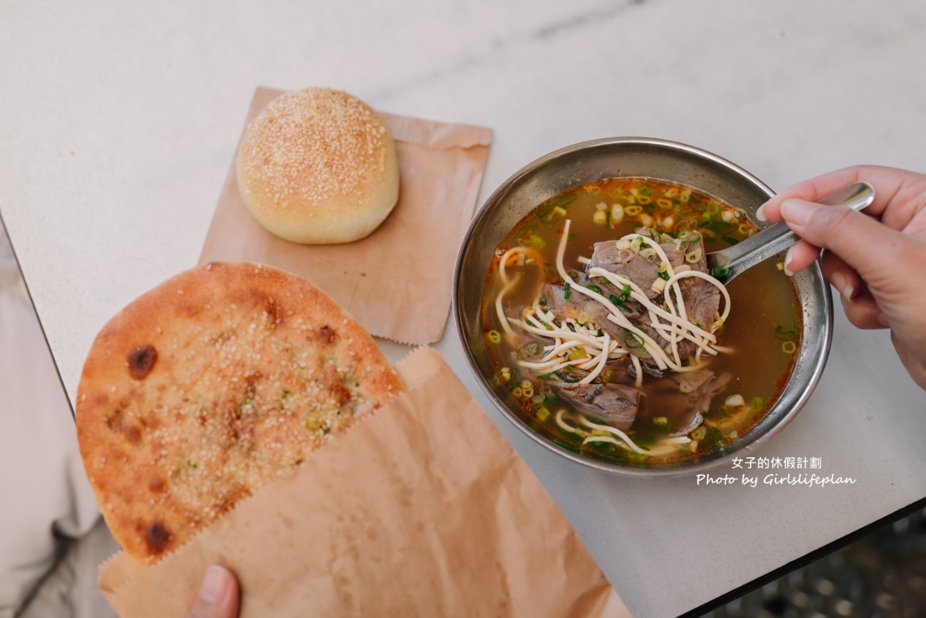 麵鄉安徽淮南牛肉湯｜超巨蔥香燒餅30元，牛肉湯還可以續(外帶) @女子的休假計劃