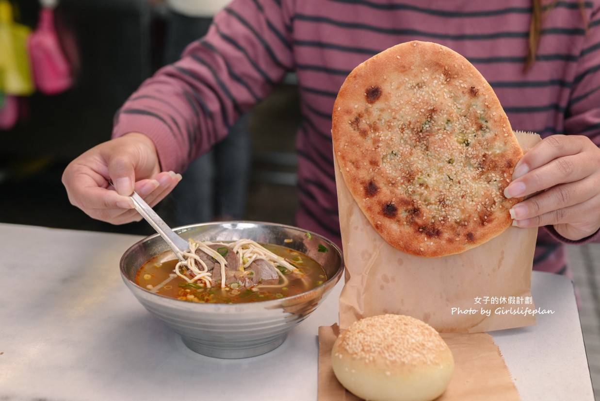 麵鄉安徽淮南牛肉湯｜超巨蔥香燒餅30元，牛肉湯還可以續(外帶) @女子的休假計劃