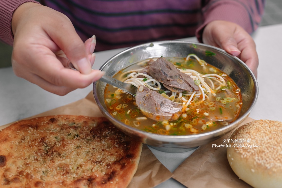 麵鄉安徽淮南牛肉湯｜超巨蔥香燒餅30元，牛肉湯還可以續(外帶) @女子的休假計劃