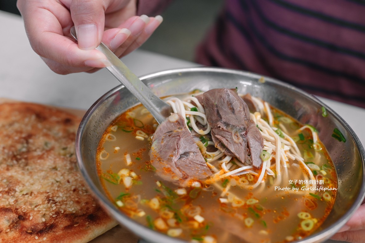 麵鄉安徽淮南牛肉湯｜超巨蔥香燒餅30元，牛肉湯還可以續(外帶) @女子的休假計劃