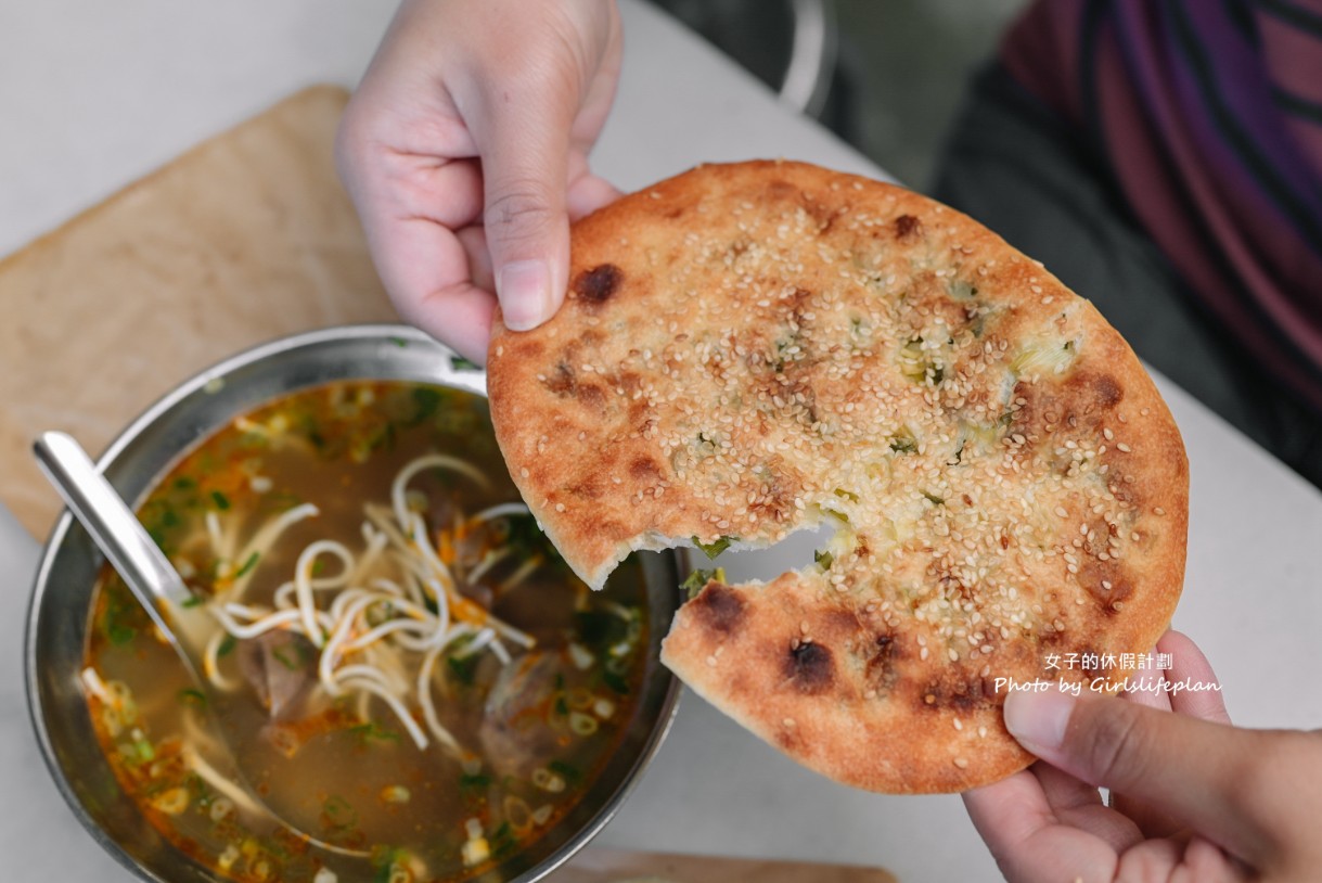 麵鄉安徽淮南牛肉湯｜超巨蔥香燒餅30元，牛肉湯還可以續(外帶) @女子的休假計劃