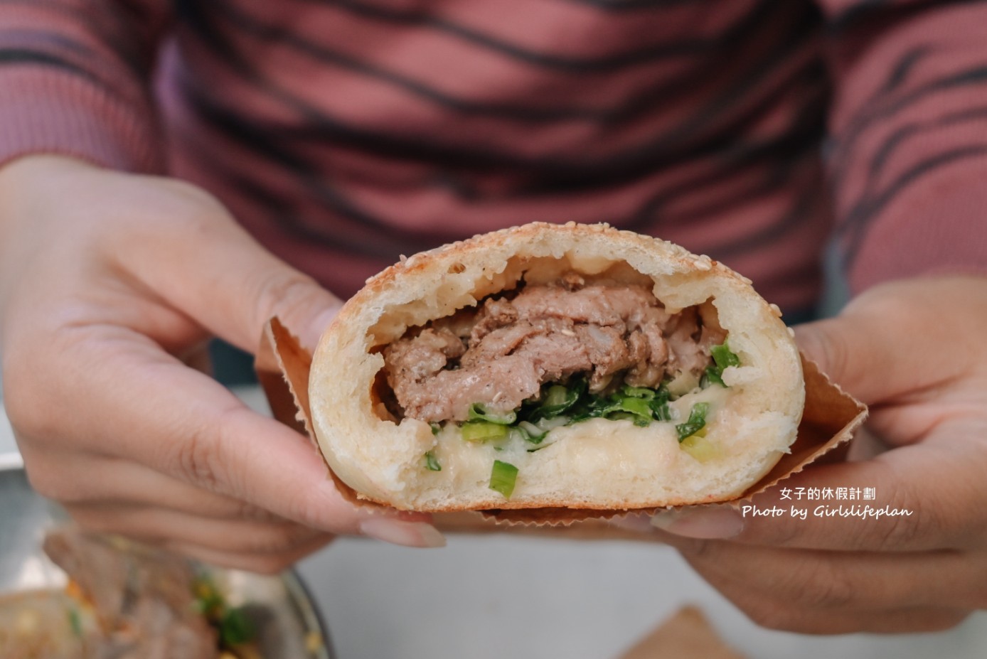 麵鄉安徽淮南牛肉湯｜超巨蔥香燒餅30元，牛肉湯還可以續(外帶) @女子的休假計劃