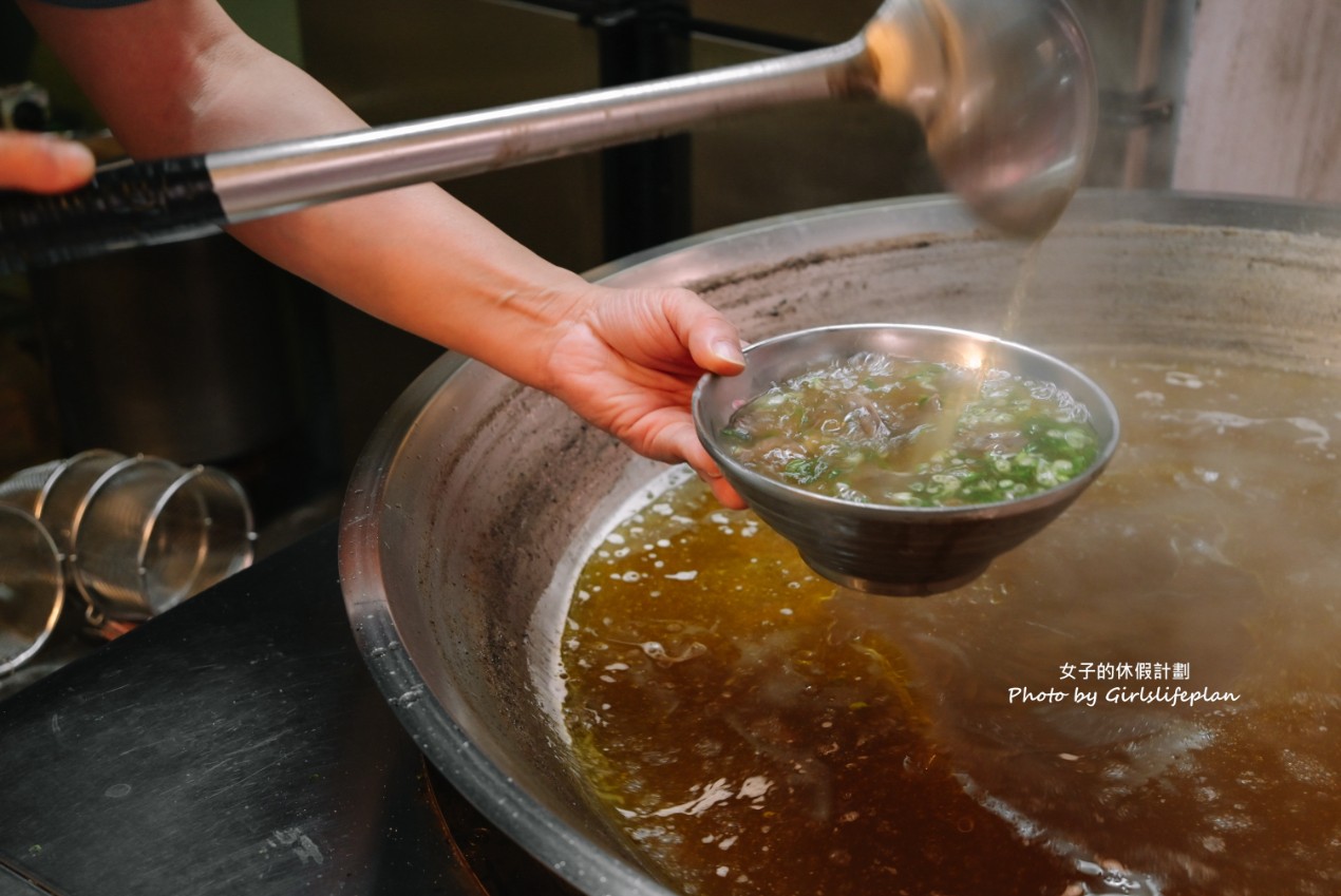 麵鄉安徽淮南牛肉湯｜超巨蔥香燒餅30元，牛肉湯還可以續(外帶) @女子的休假計劃