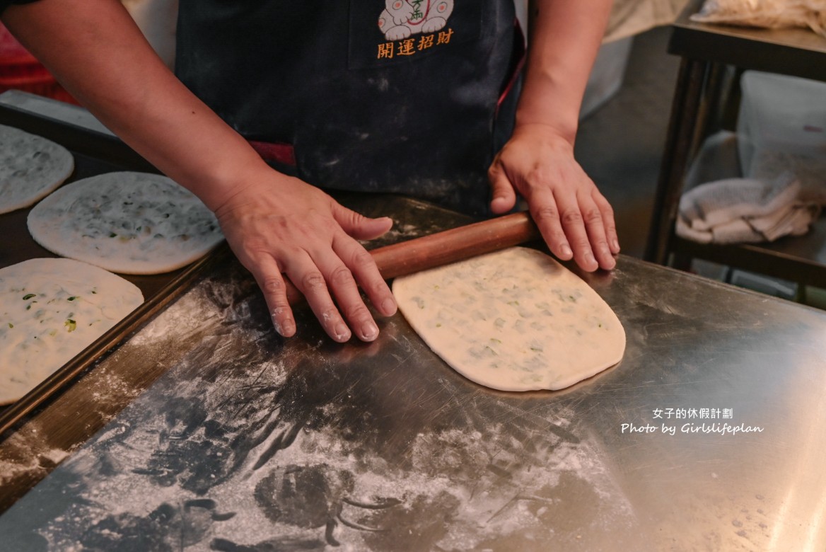 麵鄉安徽淮南牛肉湯｜超巨蔥香燒餅30元，牛肉湯還可以續(外帶) @女子的休假計劃