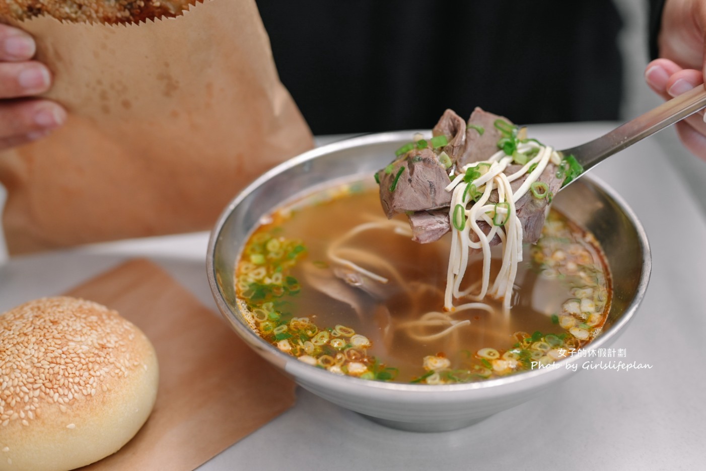 麵鄉安徽淮南牛肉湯｜超巨蔥香燒餅30元，牛肉湯還可以續(外帶) @女子的休假計劃