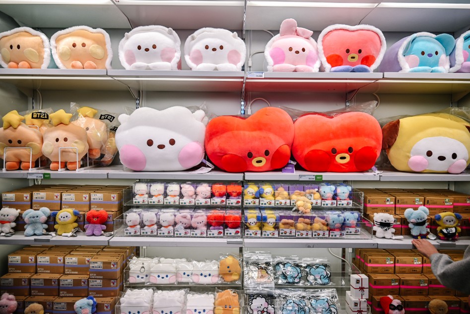 【首爾景點】Line Friends 弘大，宇宙明星BT21週邊商品/首爾雨天備案 @女子的休假計劃