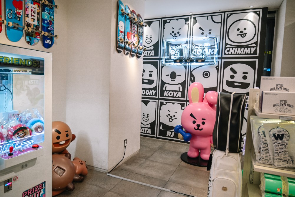 【首爾景點】Line Friends 弘大，宇宙明星BT21週邊商品/首爾雨天備案 @女子的休假計劃