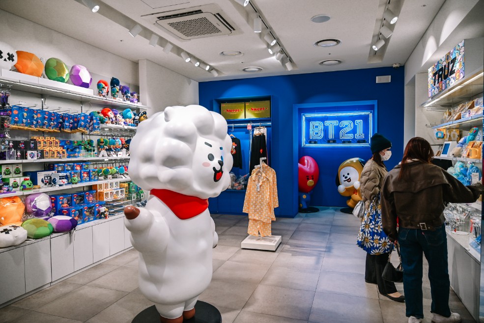 【首爾景點】Line Friends 弘大，宇宙明星BT21週邊商品/首爾雨天備案 @女子的休假計劃