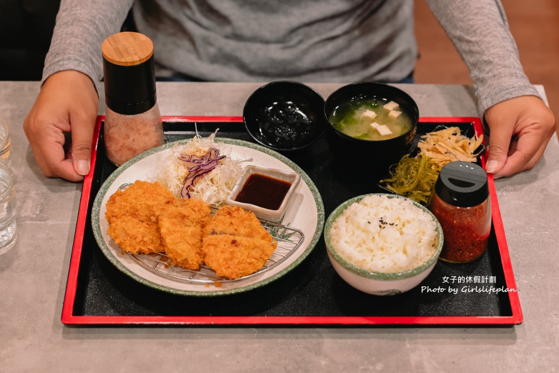 築本屋 | 日式炸豬排定食，內用白飯高麗菜絲吃到飽(外帶) @女子的休假計劃