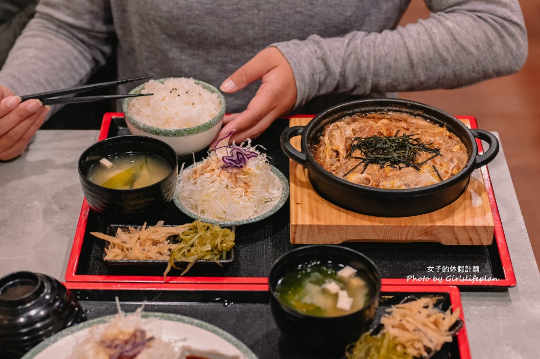 築本屋 | 日式炸豬排定食，內用白飯高麗菜絲吃到飽(外帶) @女子的休假計劃