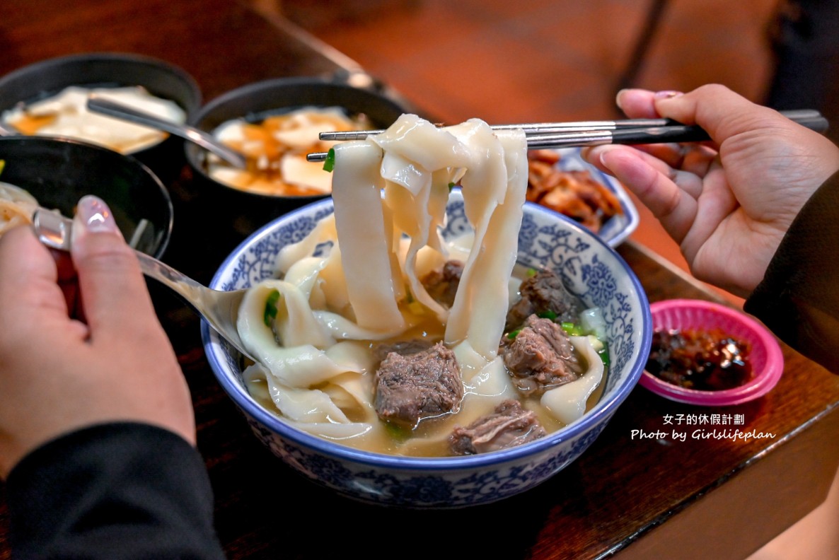 大鼎夏荷牛肉麵館｜水上玻璃屋豪宅吃牛肉麵，豆花免費吃(外帶) @女子的休假計劃