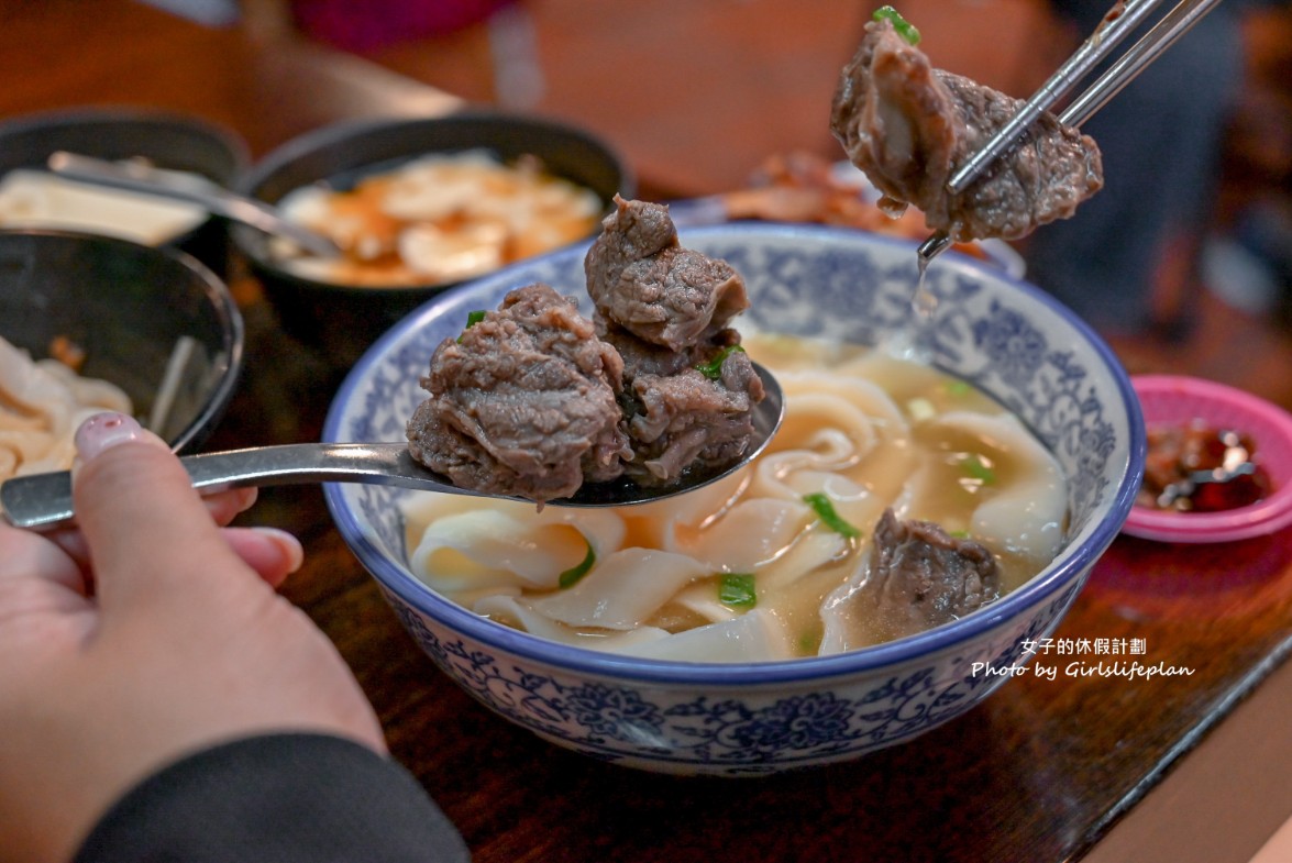 大鼎夏荷牛肉麵館｜水上玻璃屋豪宅吃牛肉麵，豆花免費吃(外帶) @女子的休假計劃