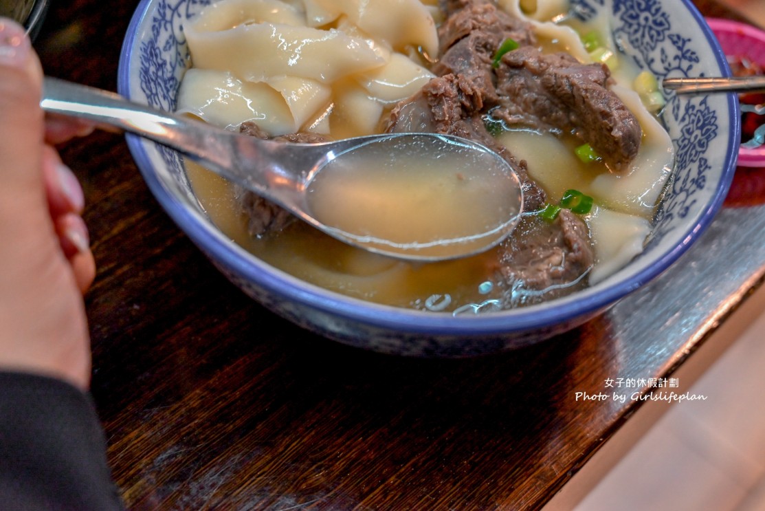 大鼎夏荷牛肉麵館｜水上玻璃屋豪宅吃牛肉麵，豆花免費吃(外帶) @女子的休假計劃