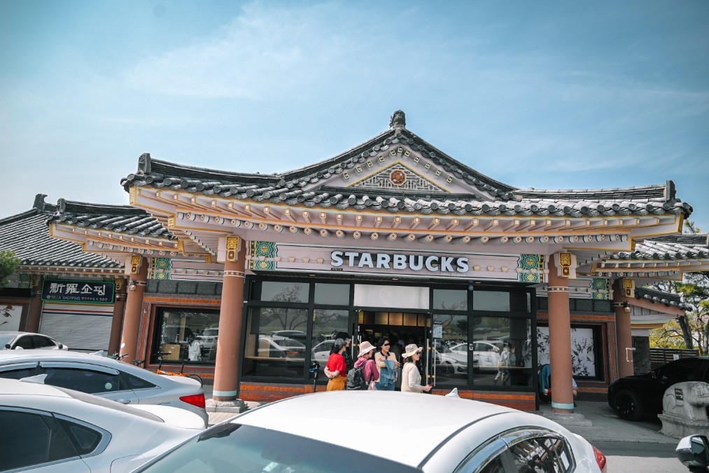 【慶州咖啡廳】古城裡傳統韓屋造型星巴克概念店(外帶) @女子的休假計劃