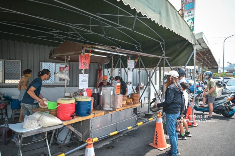 大甲阿富小籠湯包｜手工現包爆汁湯包配蒜醬有夠上癮(外帶) @女子的休假計劃