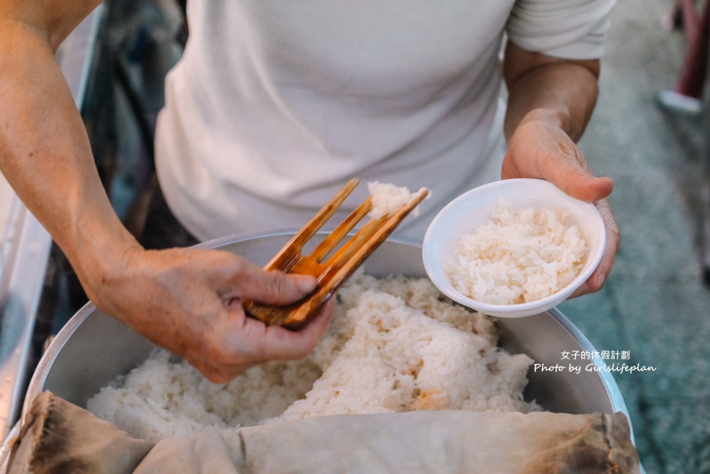 水仙宮粽葉米糕｜營業至凌晨在地人氣美食，米糕+四神湯超絕配(外帶) @女子的休假計劃