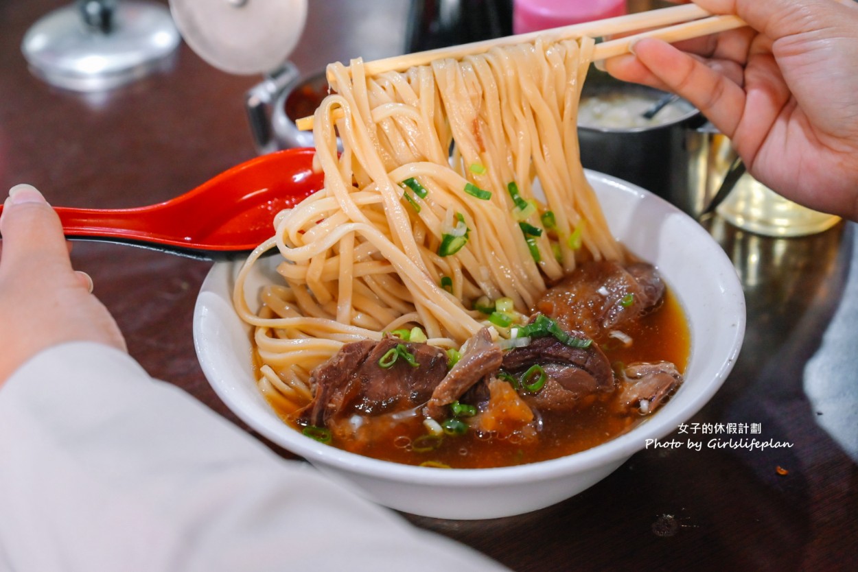 港園牛肉麵｜在地人氣飄香60年老店牛肉麵(外帶) @女子的休假計劃