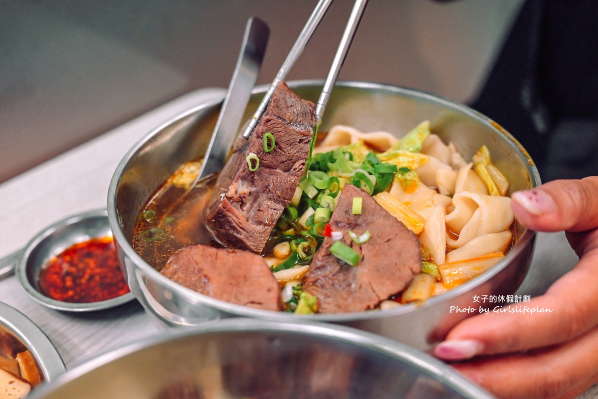 王艇長酢醬麵｜眷村美食，點了牛肉麵肉厚到像牛排麵(菜單) @女子的休假計劃