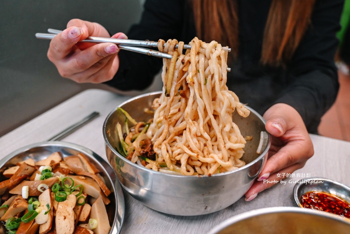 王艇長酢醬麵｜眷村美食，點了牛肉麵肉厚到像牛排麵(菜單) @女子的休假計劃