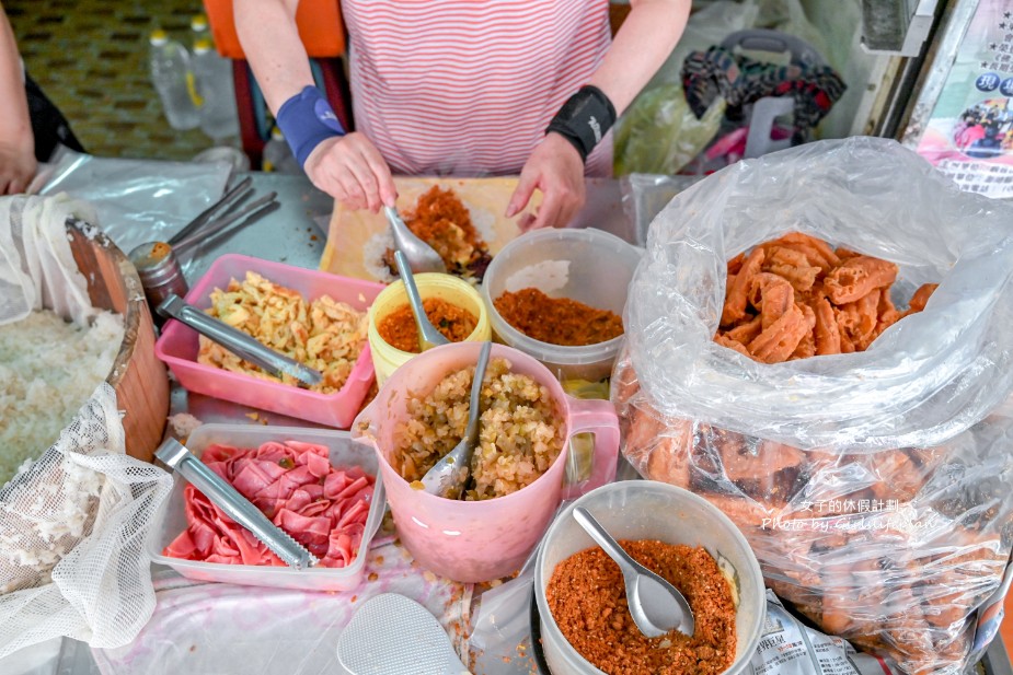 二信早餐-飯糰專賣店｜人氣排隊美食雙色紫米飯糰40元(外帶) @女子的休假計劃