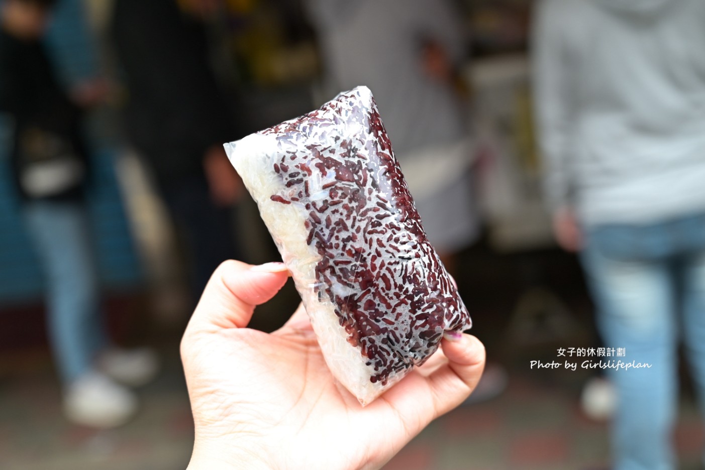 二信早餐-飯糰專賣店｜人氣排隊美食雙色紫米飯糰40元(外帶) @女子的休假計劃