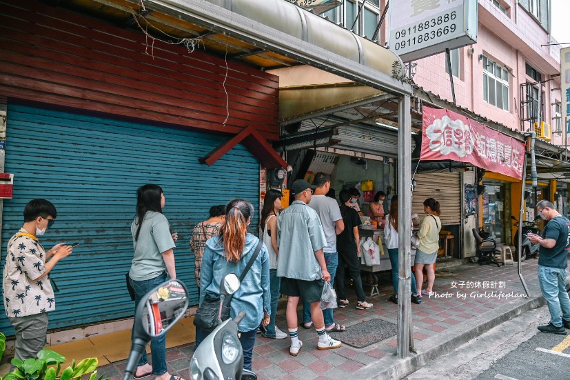 二信早餐-飯糰專賣店｜人氣排隊美食雙色紫米飯糰40元(外帶) @女子的休假計劃