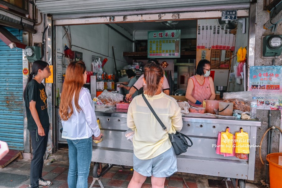 二信早餐-飯糰專賣店｜人氣排隊美食雙色紫米飯糰40元(外帶) @女子的休假計劃