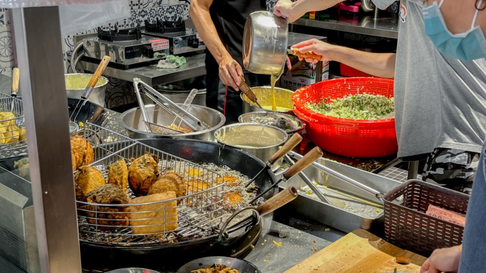 蔡迪化街古早味蚵嗲｜大稻埕永樂市場周邊排隊美食(外帶) @女子的休假計劃