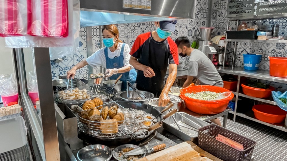 蔡迪化街古早味蚵嗲｜大稻埕永樂市場周邊排隊美食(外帶) @女子的休假計劃