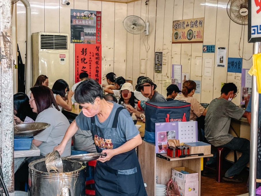 蚯蚓龍山麵線糊｜在地人都吃這間一碗30元麵線糊(外帶) @女子的休假計劃