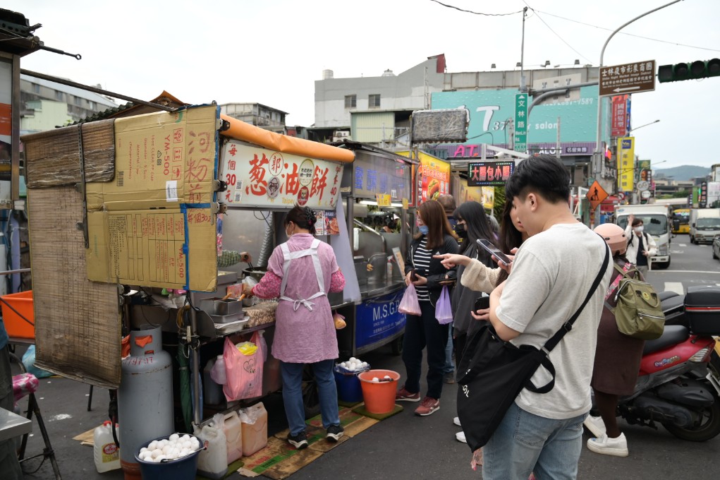 郭家蔥油餅｜士林夜市在地50年40元炸彈蔥油餅(外帶) @女子的休假計劃