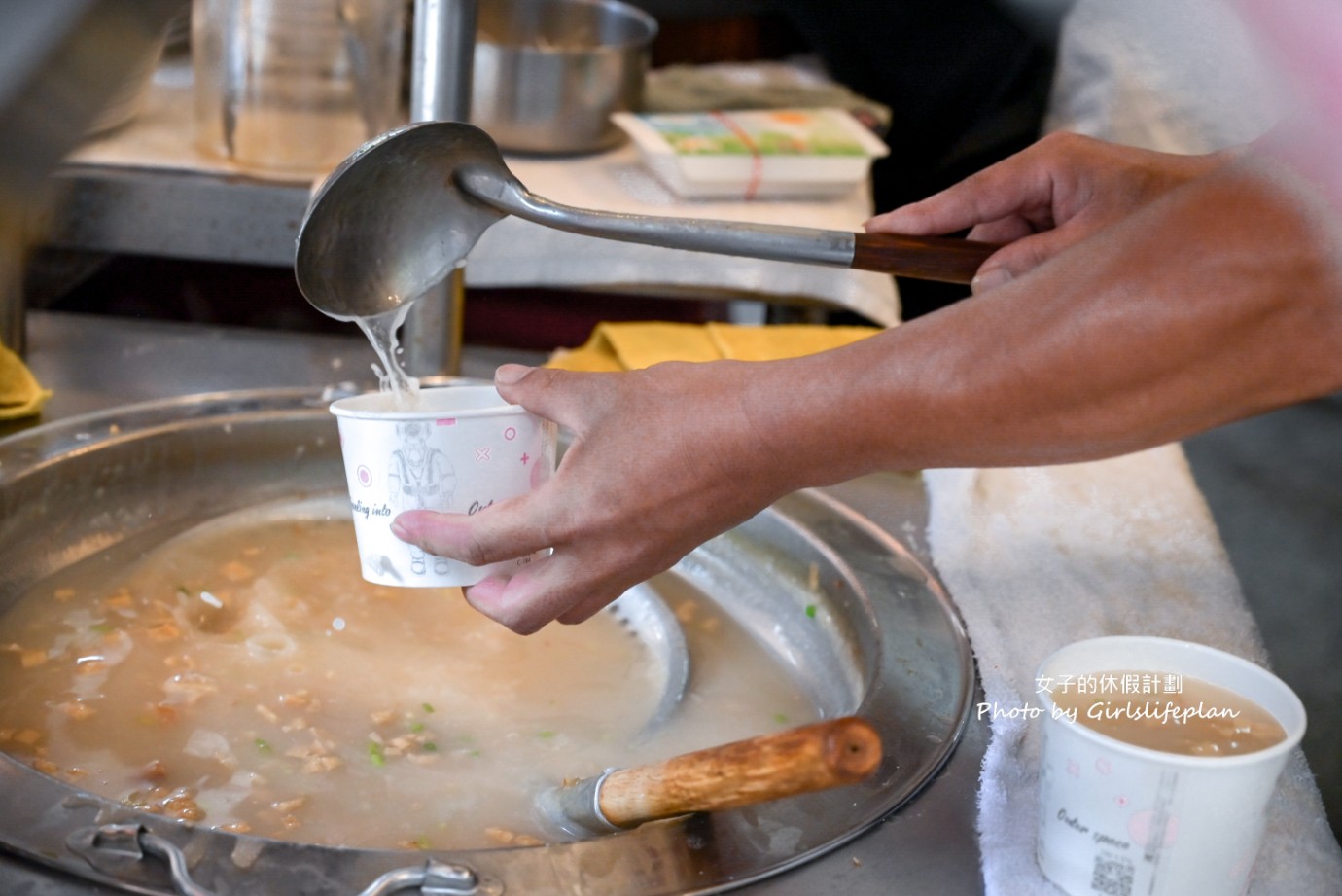 華西街鹹粥店｜在地超過50年鹹粥一碗只賣15元配炸物超搭(外帶) @女子的休假計劃
