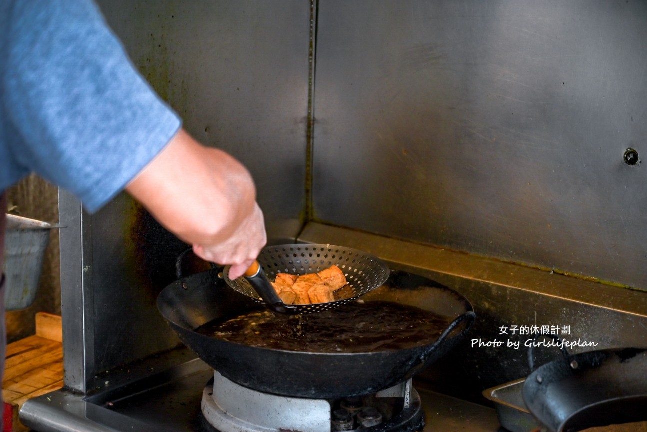 華西街鹹粥店｜在地超過50年鹹粥一碗只賣15元配炸物超搭(外帶) @女子的休假計劃