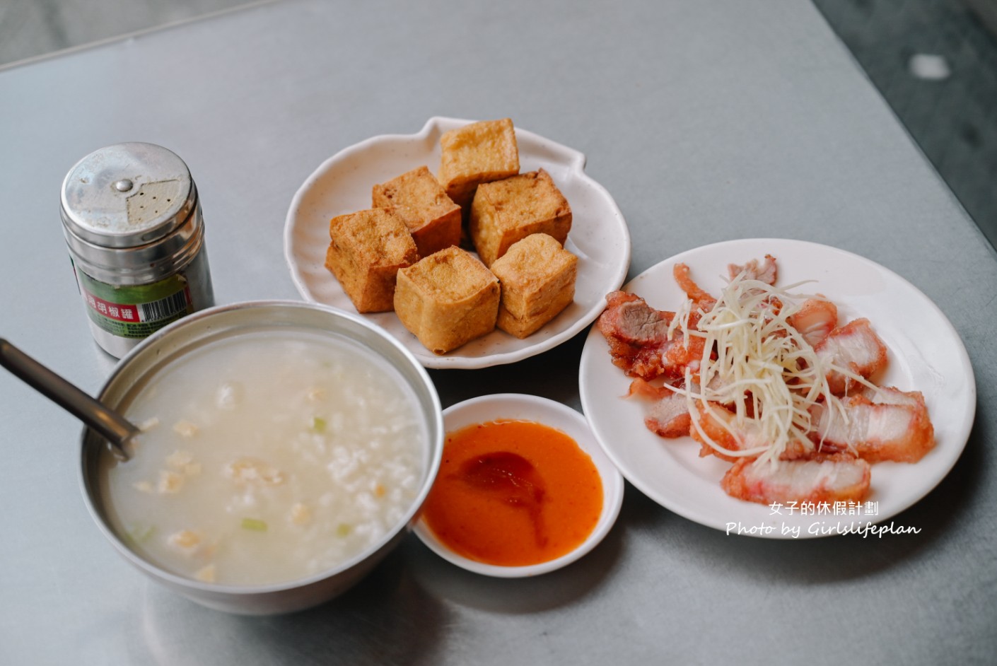 華西街鹹粥店｜在地超過50年鹹粥一碗只賣15元配炸物超搭(外帶) @女子的休假計劃