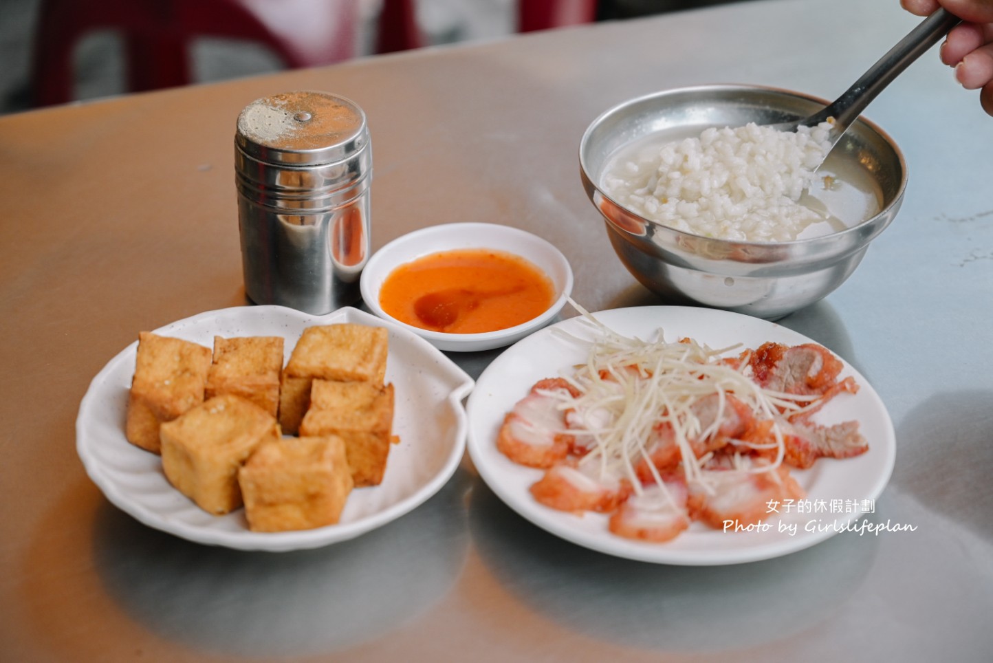 華西街鹹粥店｜在地超過50年鹹粥一碗只賣15元配炸物超搭(外帶) @女子的休假計劃