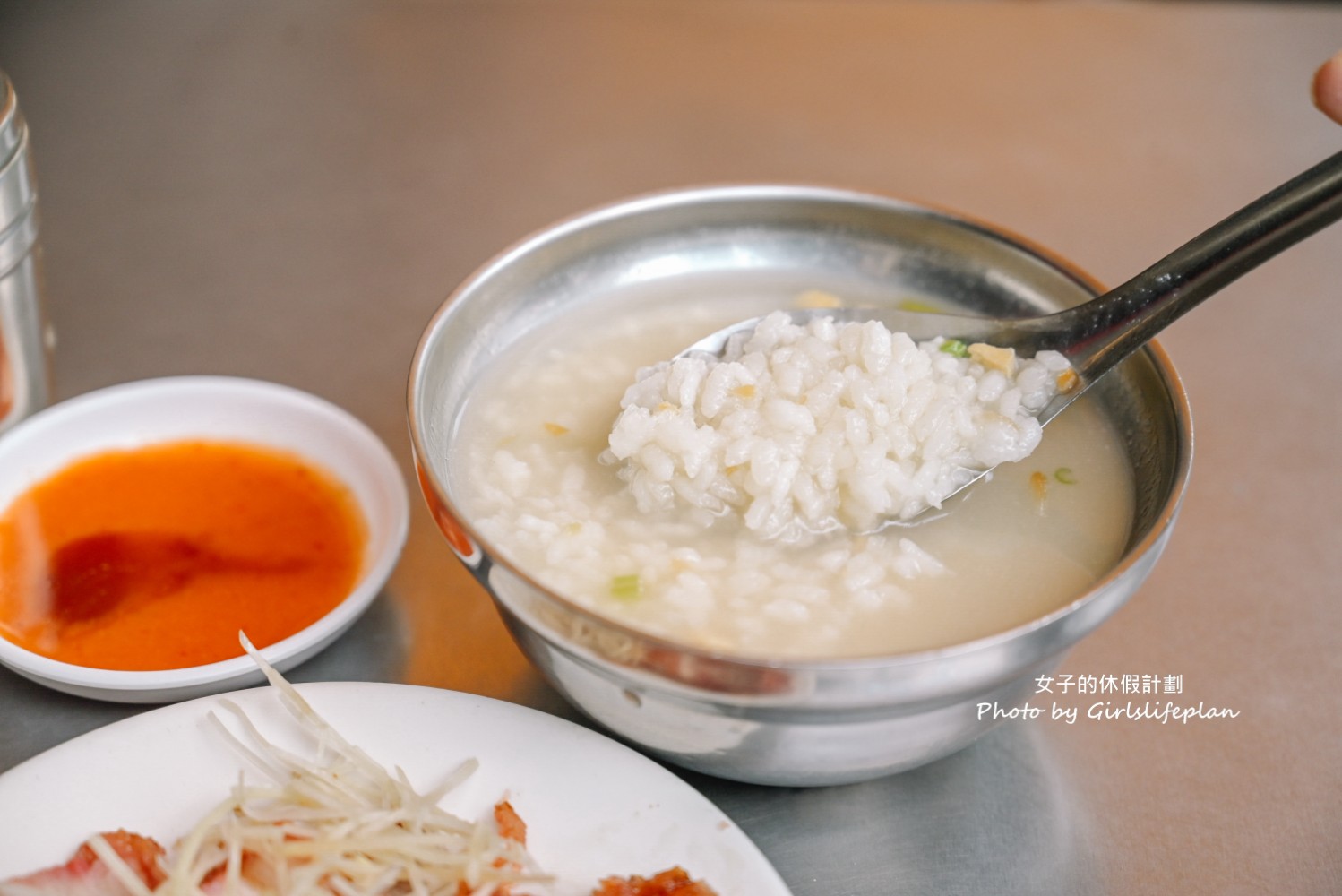 華西街鹹粥店｜在地超過50年鹹粥一碗只賣15元配炸物超搭(外帶) @女子的休假計劃