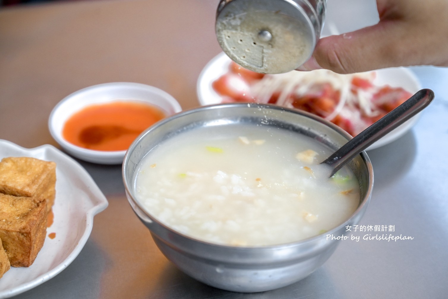 華西街鹹粥店｜在地超過50年鹹粥一碗只賣15元配炸物超搭(外帶) @女子的休假計劃