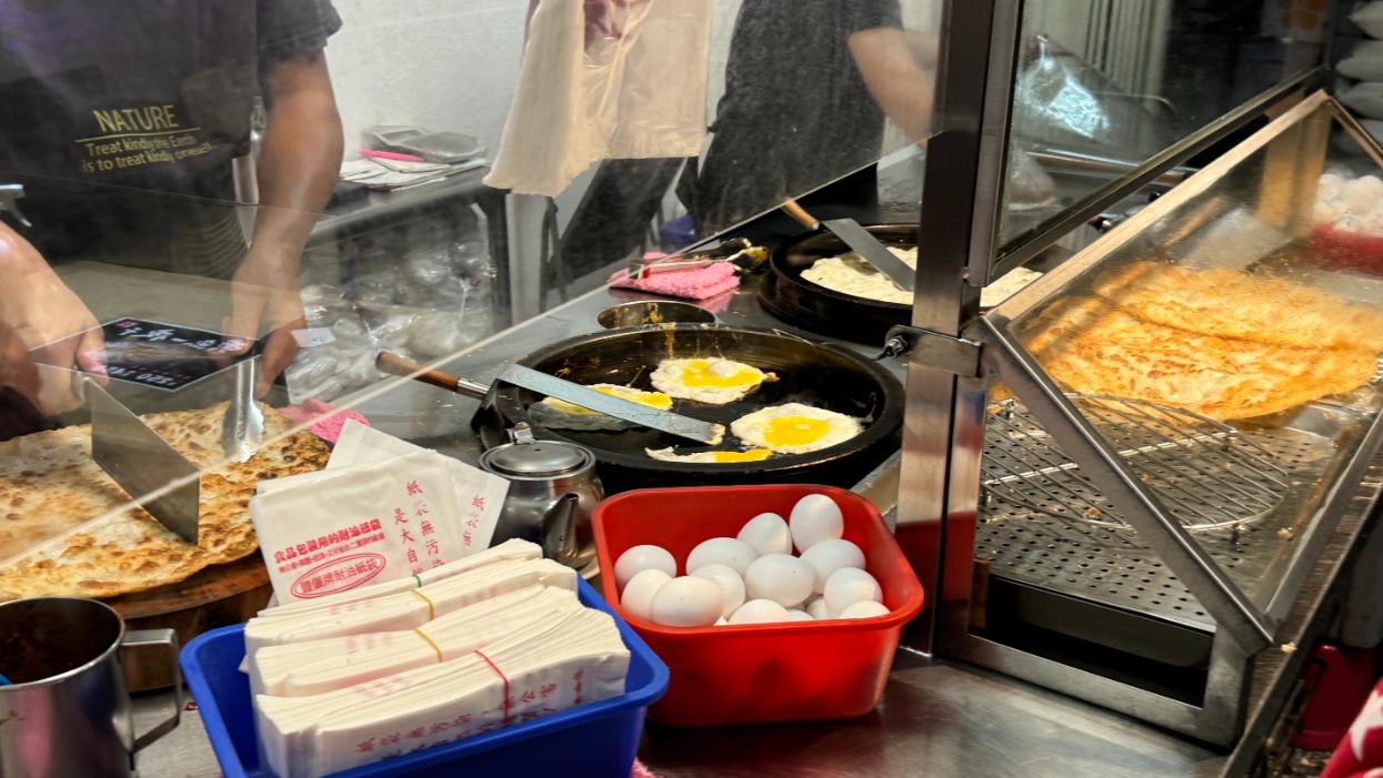 陳記蔥油餅｜在地人激推排隊美食，蔥油餅加蛋只要25元(外帶) @女子的休假計劃