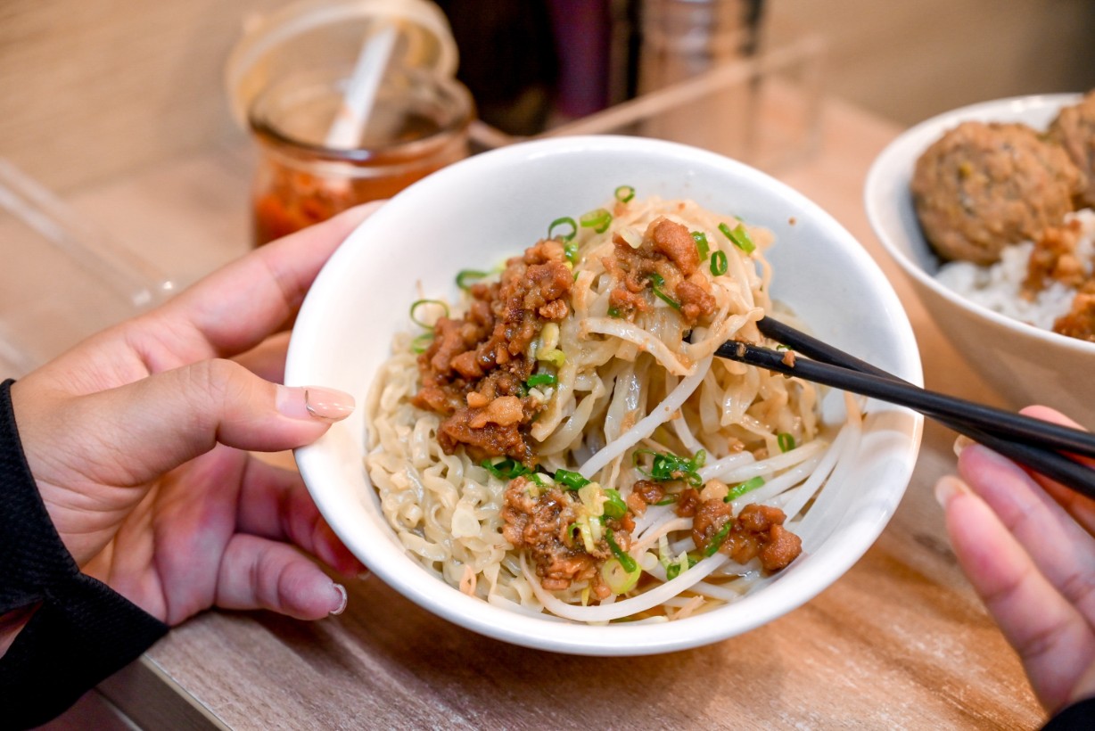 嵐肉燥專賣店｜市場巷弄排隊美食，臺灣滷肉飯節精選店家(外帶) @女子的休假計劃