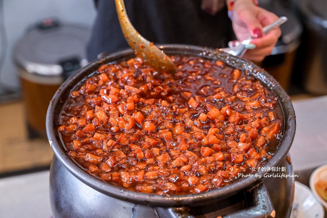 黑皮驊魯肉飯｜滷到黑金發亮魯肉飯在地必吃(菜單) @女子的休假計劃