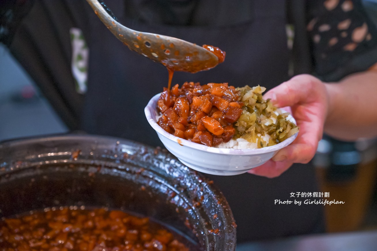 黑皮驊魯肉飯｜滷到黑金發亮魯肉飯在地必吃(菜單) @女子的休假計劃