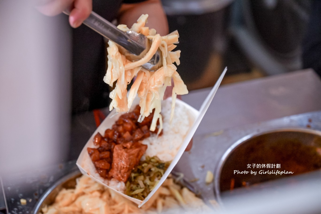 黑皮驊魯肉飯｜滷到黑金發亮魯肉飯在地必吃(菜單) @女子的休假計劃