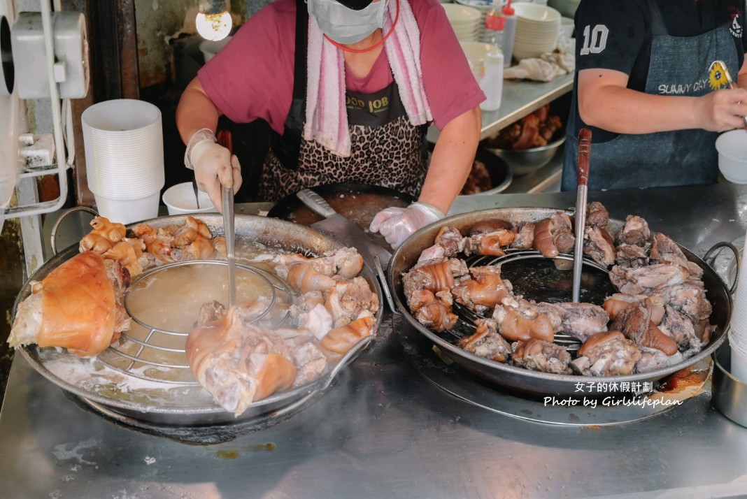 老黃豬腳大王｜在地人氣美食，豬腳Q彈帶脆感膠質滿滿真的很強(外帶) @女子的休假計劃